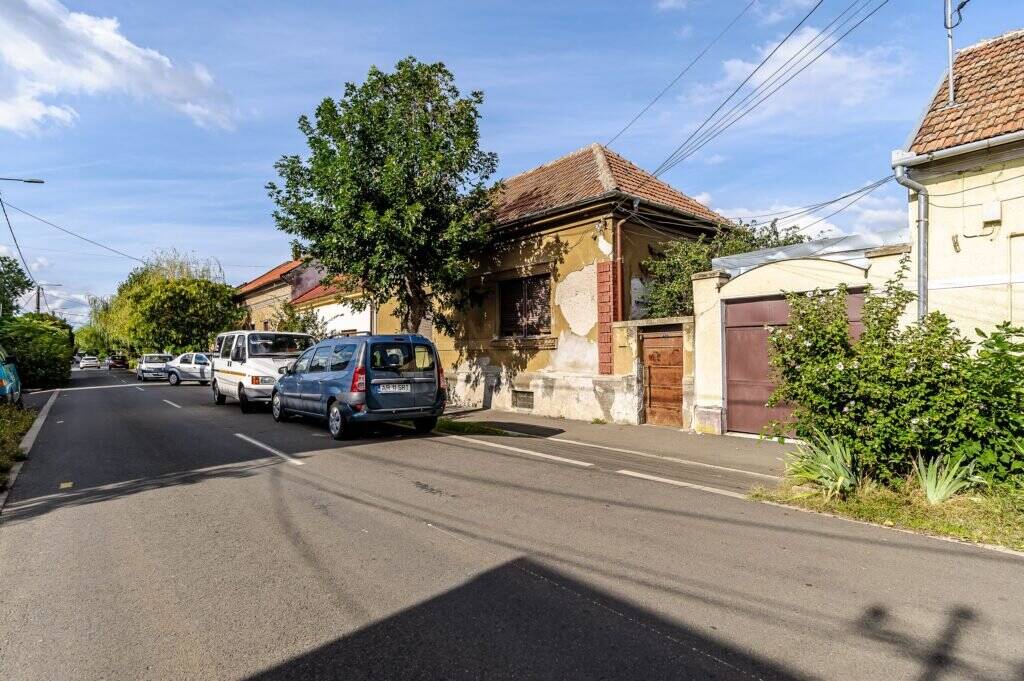 Proprietate REZERVATĂ! Casă din centru în Arad. De vânzare Proprietate REZERVATĂ! Casă din centru în Arad. în zona Central 5 camere 3 dormitoare Arad 5