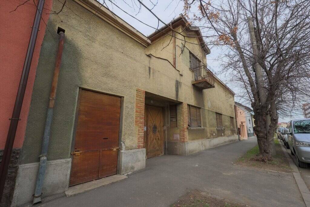 De vânzare VILĂ INTERBELICĂ CU TEREN GENEROS ȘI SPAȚIU COMERCIAL . VÂRFUL CU DOR în zona Central 5 camere 3 dormitoare Arad 1