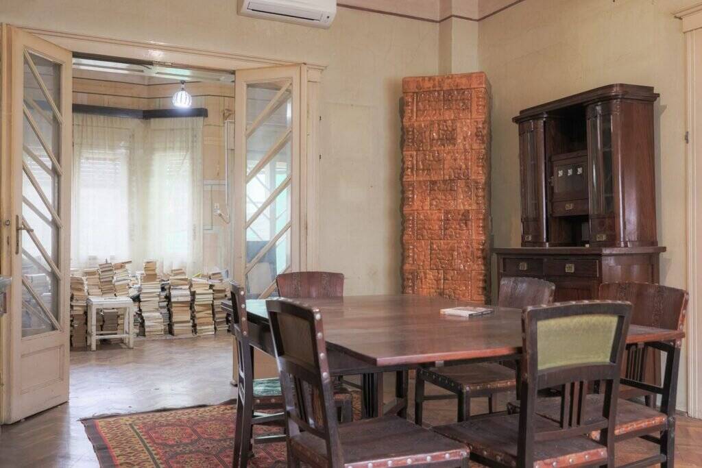 De vânzare VILĂ INTERBELICĂ CU TEREN GENEROS ȘI SPAȚIU COMERCIAL . VÂRFUL CU DOR în zona Central 5 camere 3 dormitoare Arad 10