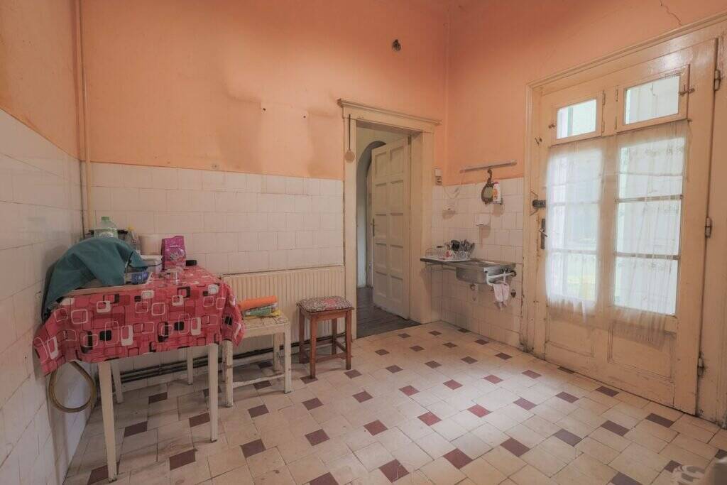 De vânzare VILĂ INTERBELICĂ CU TEREN GENEROS ȘI SPAȚIU COMERCIAL . VÂRFUL CU DOR în zona Central 5 camere 3 dormitoare Arad 13