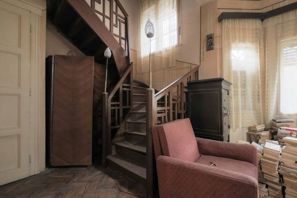De vânzare VILĂ INTERBELICĂ CU TEREN GENEROS ȘI SPAȚIU COMERCIAL . VÂRFUL CU DOR în zona Central 5 camere 3 dormitoare Arad 2