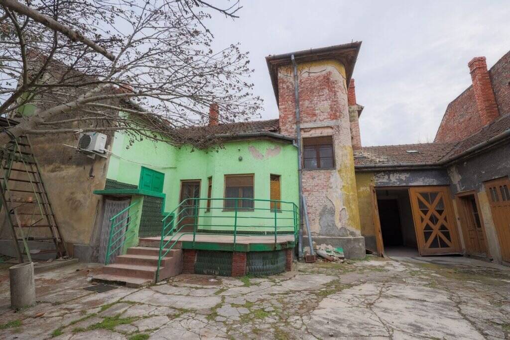 De vânzare VILĂ INTERBELICĂ CU TEREN GENEROS ȘI SPAȚIU COMERCIAL . VÂRFUL CU DOR în zona Central 5 camere 3 dormitoare Arad 3