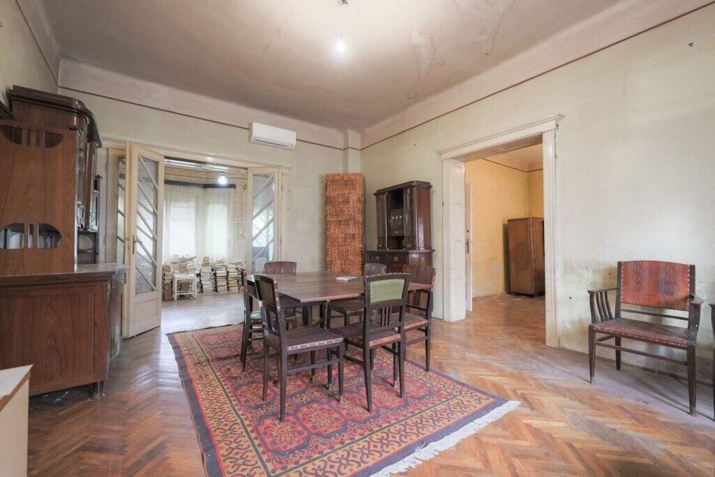 De vânzare VILĂ INTERBELICĂ CU TEREN GENEROS ȘI SPAȚIU COMERCIAL . VÂRFUL CU DOR în zona Central 5 camere 3 dormitoare Arad 4