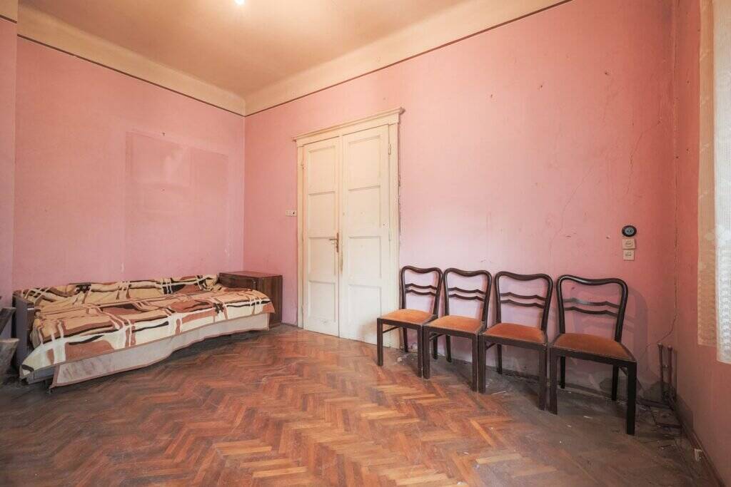 De vânzare VILĂ INTERBELICĂ CU TEREN GENEROS ȘI SPAȚIU COMERCIAL . VÂRFUL CU DOR în zona Central 5 camere 3 dormitoare Arad 6