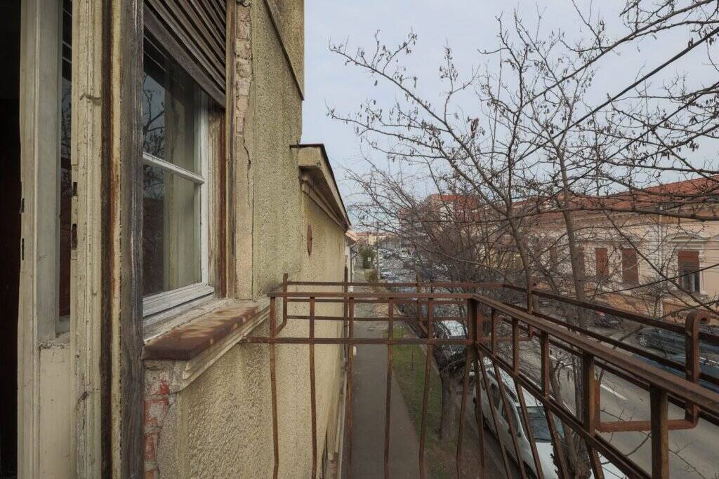 De vânzare VILĂ INTERBELICĂ CU TEREN GENEROS ȘI SPAȚIU COMERCIAL . VÂRFUL CU DOR în zona Central 5 camere 3 dormitoare Arad 9