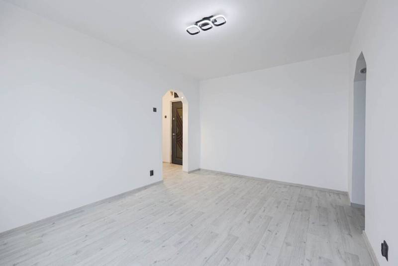Apartament 2 camere, renovat și disponibil imediat în Fortuna/Vlaicu De vânzare Apartament 2 camere, renovat și disponibil imediat în Fortuna/Vlaicu în zona Fortuna 2 camere 1 dormitor Arad 1