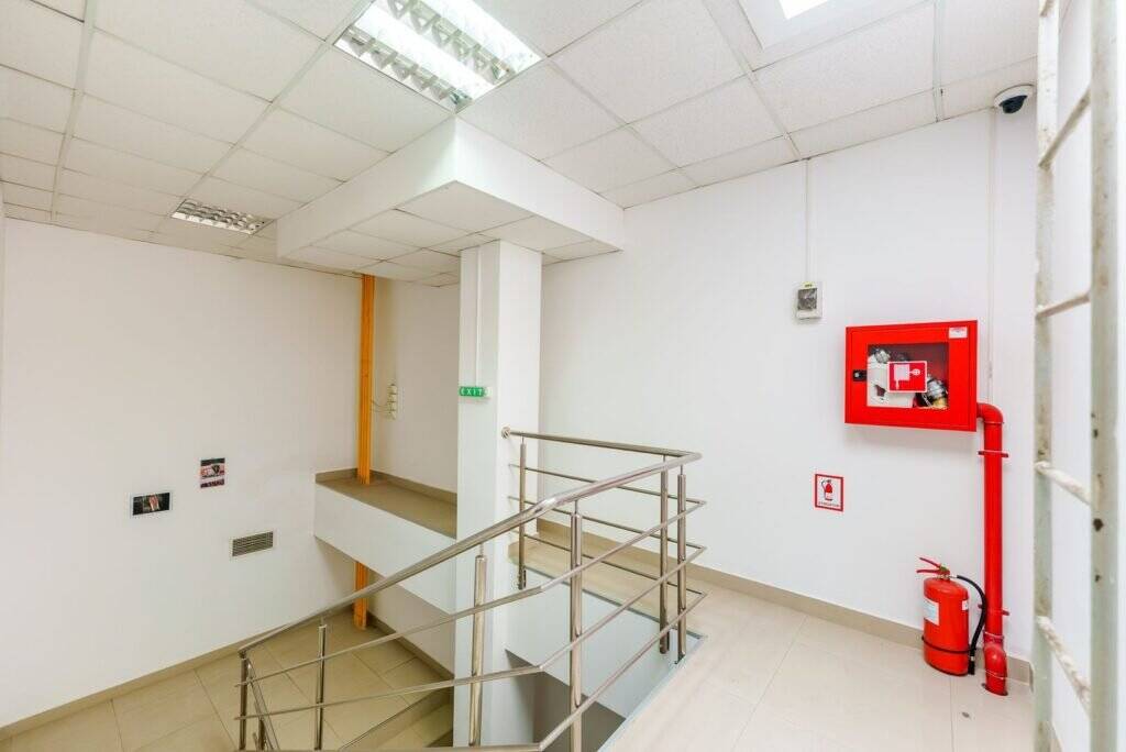 Cladire de birouri de inchiriat – 1032 mp De închiriat Cladire de birouri de inchiriat – 1032 mp în zona Micalaca 19 camere Arad 18