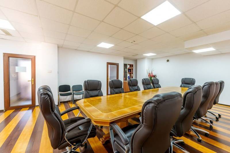 Cladire de birouri de inchiriat – 1032 mp De închiriat Cladire de birouri de inchiriat – 1032 mp în zona Micalaca 19 camere Arad 2