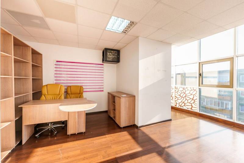 Cladire de birouri de inchiriat – 1032 mp De închiriat Cladire de birouri de inchiriat – 1032 mp în zona Micalaca 19 camere Arad 9