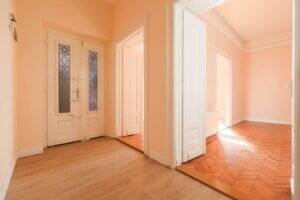 Descoperă eleganța istorică în inima Aradului: apartament de 5 camere De vânzare Descoperă eleganța istorică în inima Aradului: apartament de 5 camere în zona Ultracentral 5 camere 3 dormitoare Arad 2