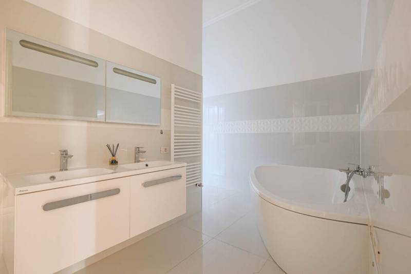 Descoperă eleganța istorică în inima Aradului: apartament de 5 camere De vânzare Descoperă eleganța istorică în inima Aradului: apartament de 5 camere în zona Ultracentral 5 camere 3 dormitoare Arad 4