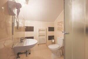Flexibilitate într-o locație cheie, ideală pt hotel, cămin, clinică. De vânzare Flexibilitate într-o locație cheie, ideală pt hotel, cămin, clinică. în zona Micalaca 14 camere 13 dormitoare Arad 23