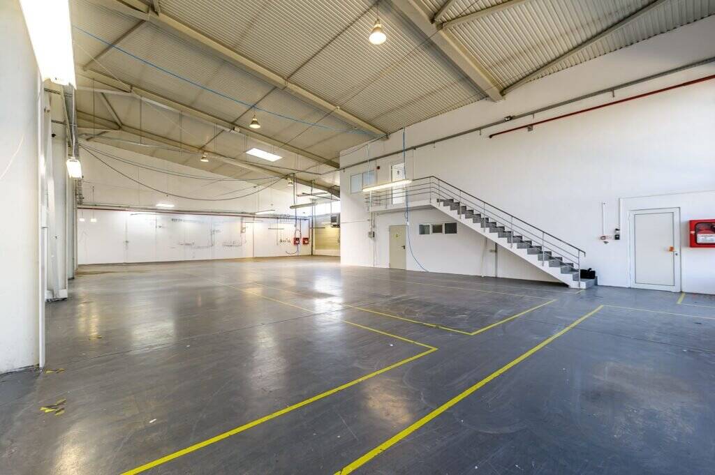 Hală industrială ideală pentru producție sau showroom în Arad 553mp De închiriat Hală industrială ideală pentru producție sau showroom în Arad 553mp în zona Gradiste 2 camere Arad 4