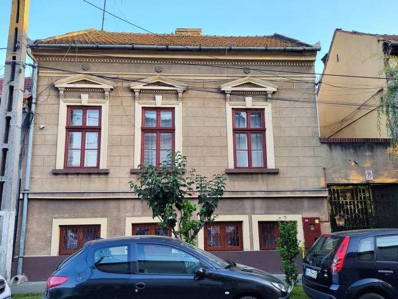 De vânzare Casă cu 2 apartamente la un pas de centrul orașului! în zona Boul Rosu 5 camere Arad 1