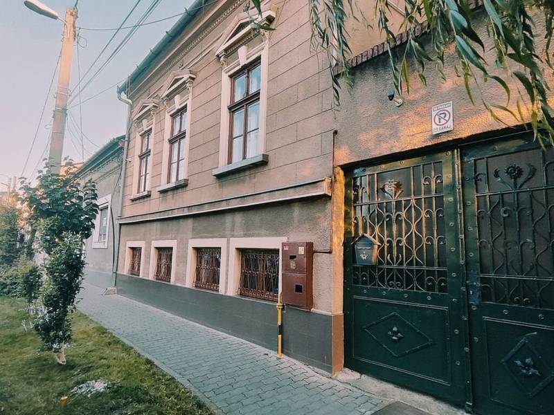 De vânzare Casă cu 2 apartamente la un pas de centrul orașului! în zona Boul Rosu 5 camere Arad 2