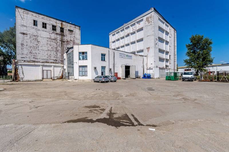 Hala depozit/spatiu productie 596mp+2171mp curte de inchiriat De închiriat Hala depozit/spatiu productie 596mp+2171mp curte de inchiriat în zona Aurel Vlaicu 4 camere Arad 1