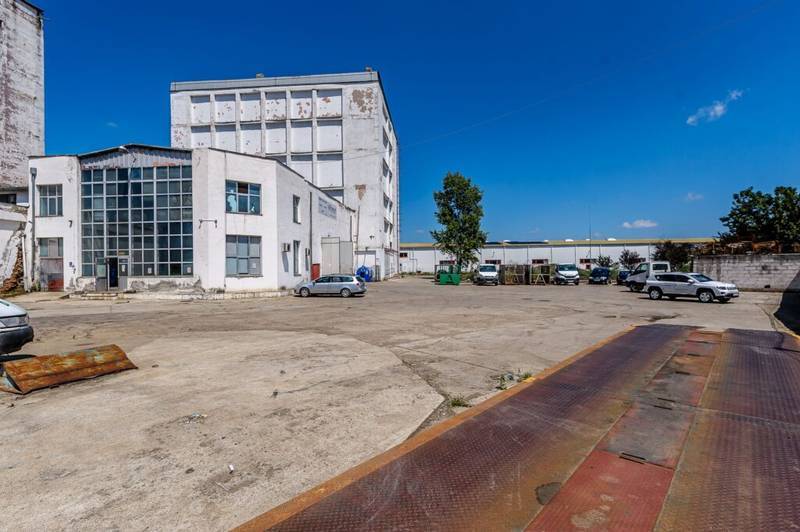 Hala depozit/spatiu productie 596mp+2171mp curte de inchiriat De închiriat Hala depozit/spatiu productie 596mp+2171mp curte de inchiriat în zona Aurel Vlaicu 4 camere Arad 2