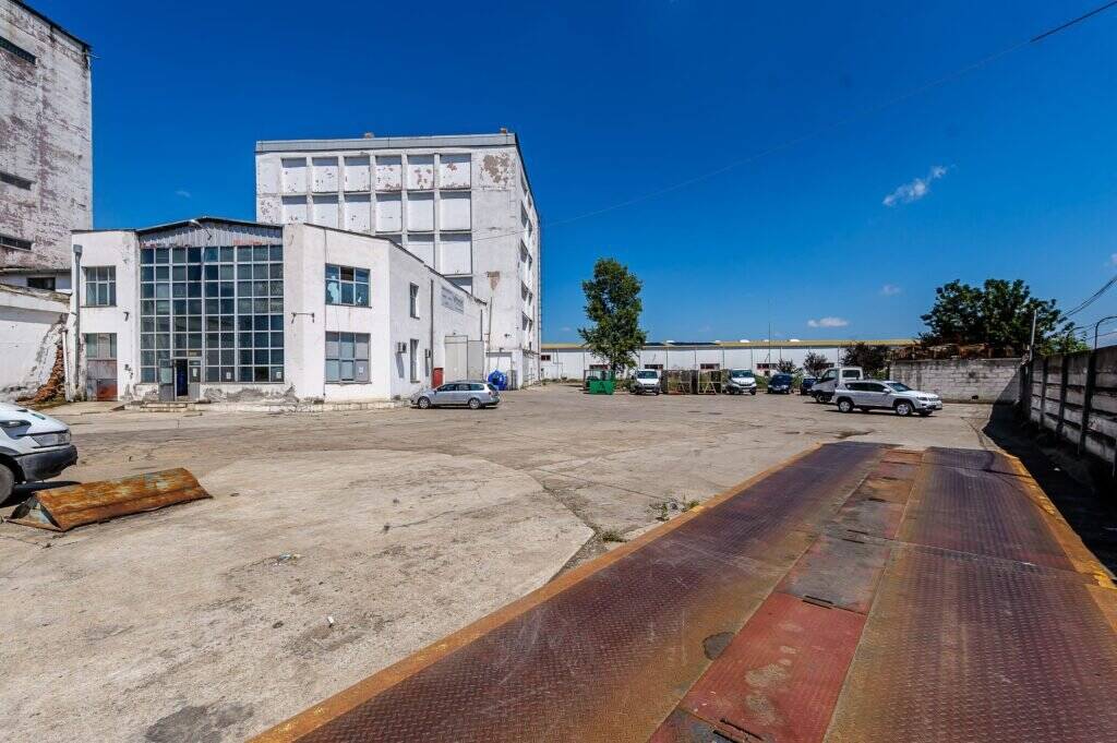 Hala depozit/spatiu productie 596mp+2171mp curte de inchiriat De închiriat Hala depozit/spatiu productie 596mp+2171mp curte de inchiriat în zona Aurel Vlaicu 4 camere Arad 3