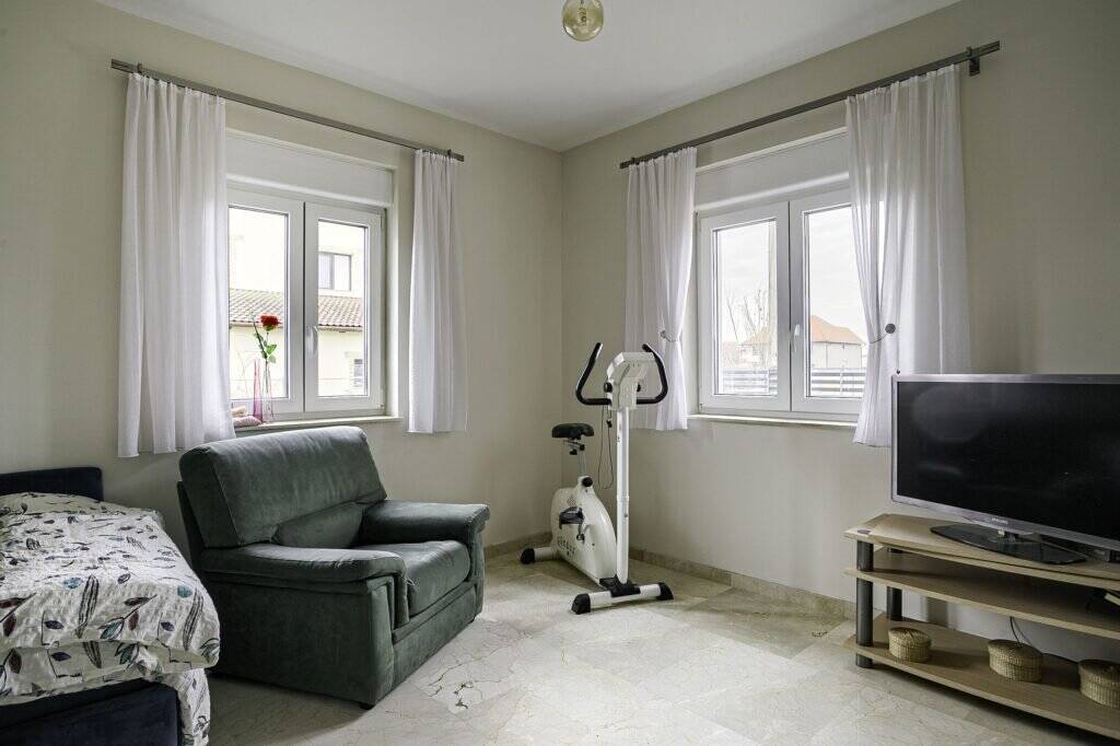 PRET NOU Vila superba pe colt in cartierul Europa, Vladimirescu De vânzare PRET NOU Vila superba pe colt in cartierul Europa, Vladimirescu în zona Arad 5 camere 4 dormitoare Arad 10