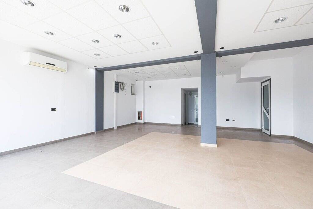 De închiriat spațiu comercial 85 mp în Grădiște – cu vitrină stradală De închiriat De închiriat spațiu comercial 85 mp în Grădiște – cu vitrină stradală în zona Gradiste 2 camere Arad 5