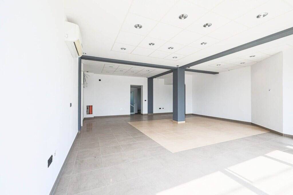De închiriat spațiu comercial 85 mp în Grădiște – cu vitrină stradală De închiriat De închiriat spațiu comercial 85 mp în Grădiște – cu vitrină stradală în zona Gradiste 2 camere Arad 6