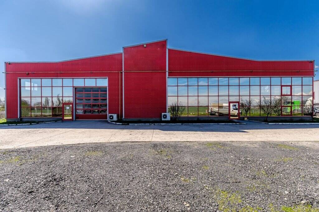 De închiriat Hală industrială ideală pentru producție sau showroom în Arad 553mp în zona Gradiste 2 camere Arad 1