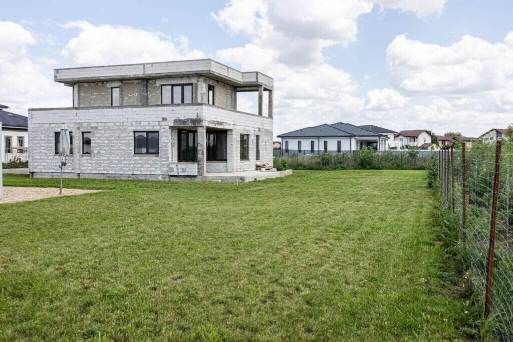 Vilă spațioasă cu 6 camere – Via Carmina, Arad. Preț redus 199.000 € De vânzare Vilă spațioasă cu 6 camere – Via Carmina, Arad. Preț redus 199.000 € în zona Arad 6 camere 2 dormitoare Arad 9