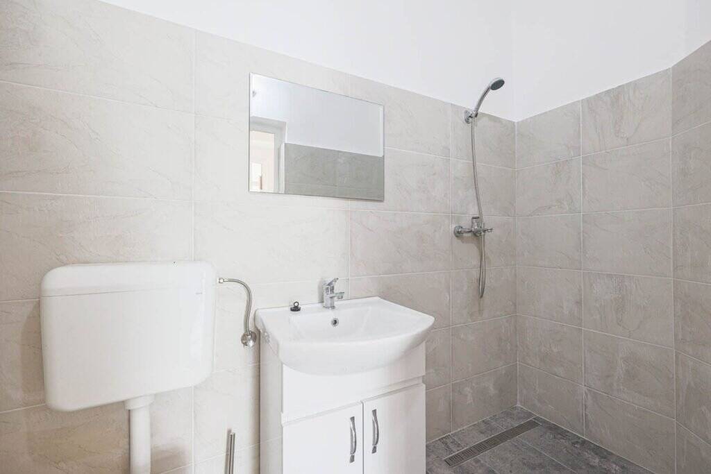 De vânzare Locație excelentă: Spațiu comercial  Reprezentanță sau Închiriere. în zona Central 2 camere Arad 11