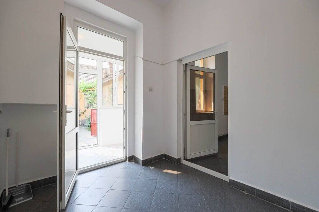 De vânzare Locație excelentă: Spațiu comercial  Reprezentanță sau Închiriere. în zona Central 2 camere Arad 8