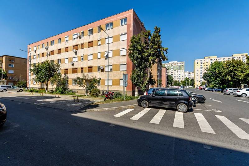 De vânzare Locuința ideală pentru început de drum, mobilat și utilat. Etajul 1 în zona Aurel Vlaicu 2 camere 1 dormitor Arad 1