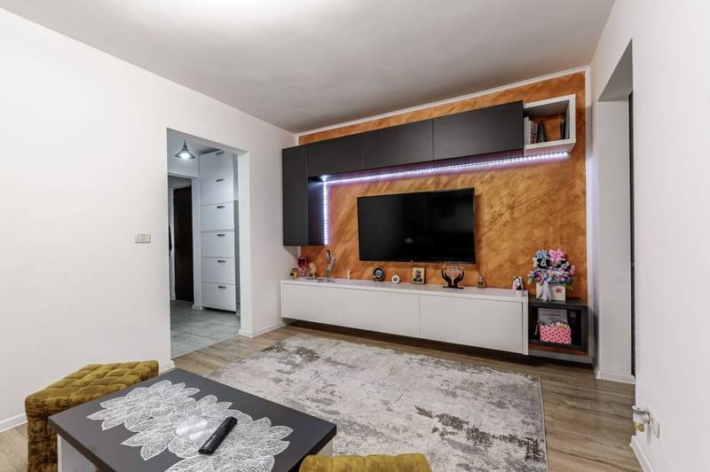 De vânzare Locuința ideală pentru început de drum, mobilat și utilat. Etajul 1 în zona Aurel Vlaicu 2 camere 1 dormitor Arad 4
