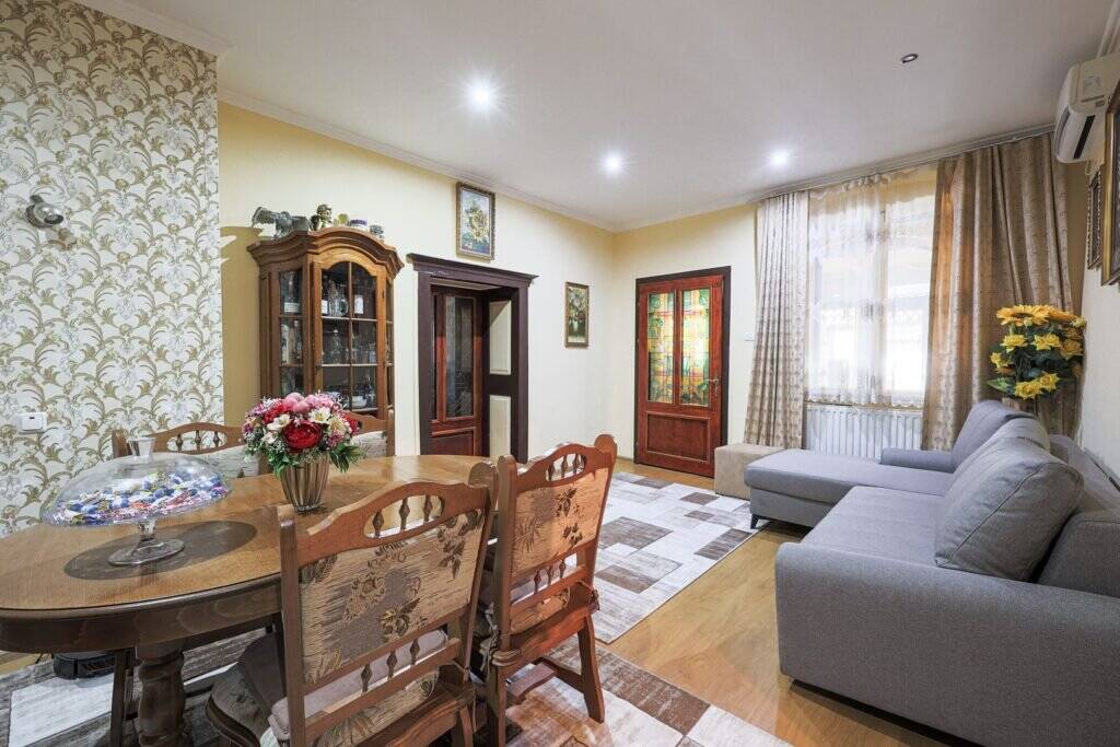 De vânzare Apartament central, strada Episcopiei cu loc de parcare Comision 0 în zona Central 3 camere 1 dormitor Arad 3