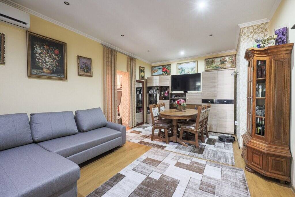 De vânzare Apartament central, strada Episcopiei cu loc de parcare Comision 0 în zona Central 3 camere 1 dormitor Arad 4