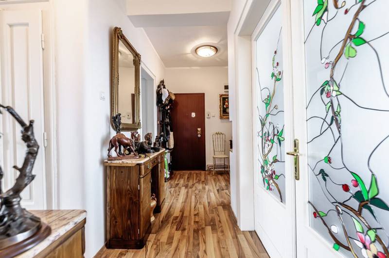 De vânzare Apartament cu 4 camere LUX, zona Gloria – Pedagogic – Malul Mureșului în zona Ultracentral 4 camere 2 dormitoare Arad 5