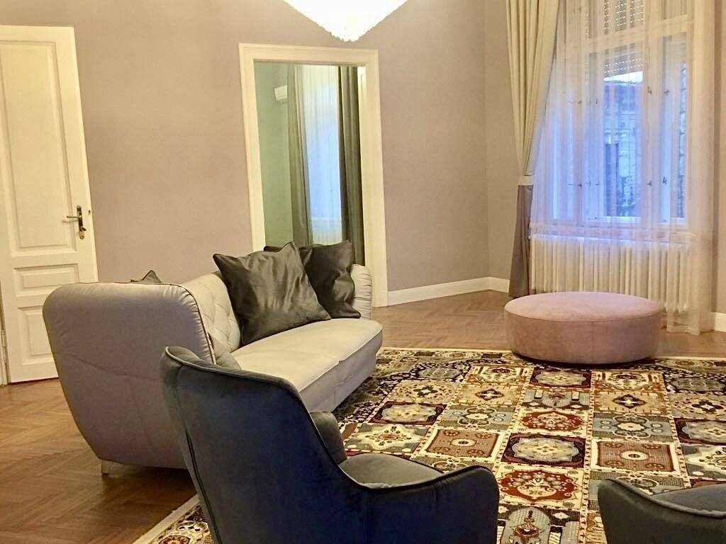 Apartament de 190 mp cu 3 camere de LUX pe Metianu Comision 0 De închiriat Apartament de 190 mp cu 3 camere de LUX pe Metianu Comision 0 în zona Ultracentral 3 camere 2 dormitoare Arad 1