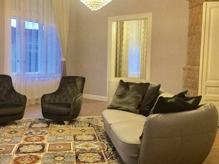 Apartament de 190 mp cu 3 camere de LUX pe Metianu Comision 0 De închiriat Apartament de 190 mp cu 3 camere de LUX pe Metianu Comision 0 în zona Ultracentral 3 camere 2 dormitoare Arad 2