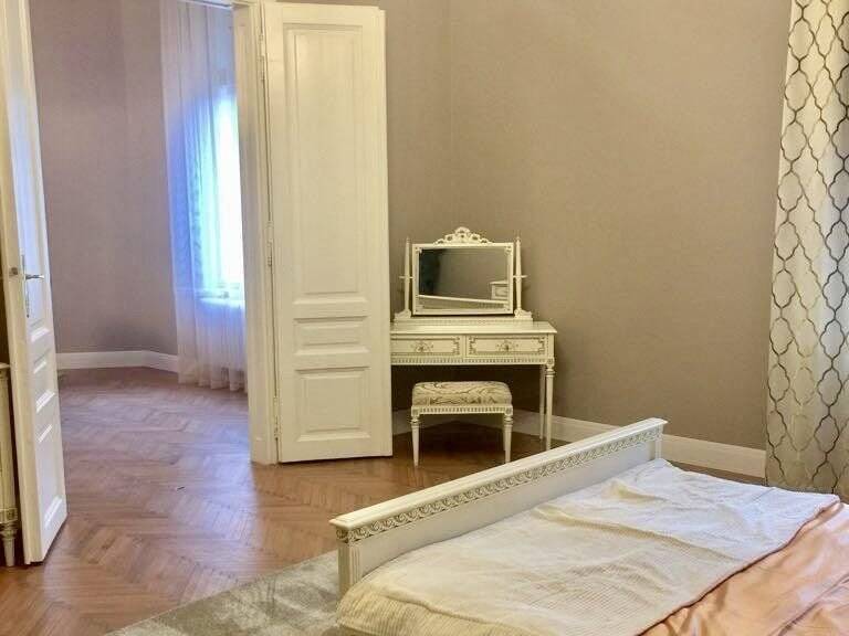 Apartament de 190 mp cu 3 camere de LUX pe Metianu Comision 0 De închiriat Apartament de 190 mp cu 3 camere de LUX pe Metianu Comision 0 în zona Ultracentral 3 camere 2 dormitoare Arad 4