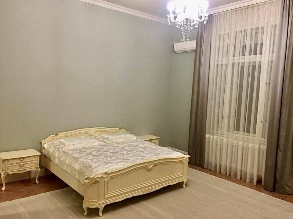 Apartament de 190 mp cu 3 camere de LUX pe Metianu Comision 0 De închiriat Apartament de 190 mp cu 3 camere de LUX pe Metianu Comision 0 în zona Ultracentral 3 camere 2 dormitoare Arad 6