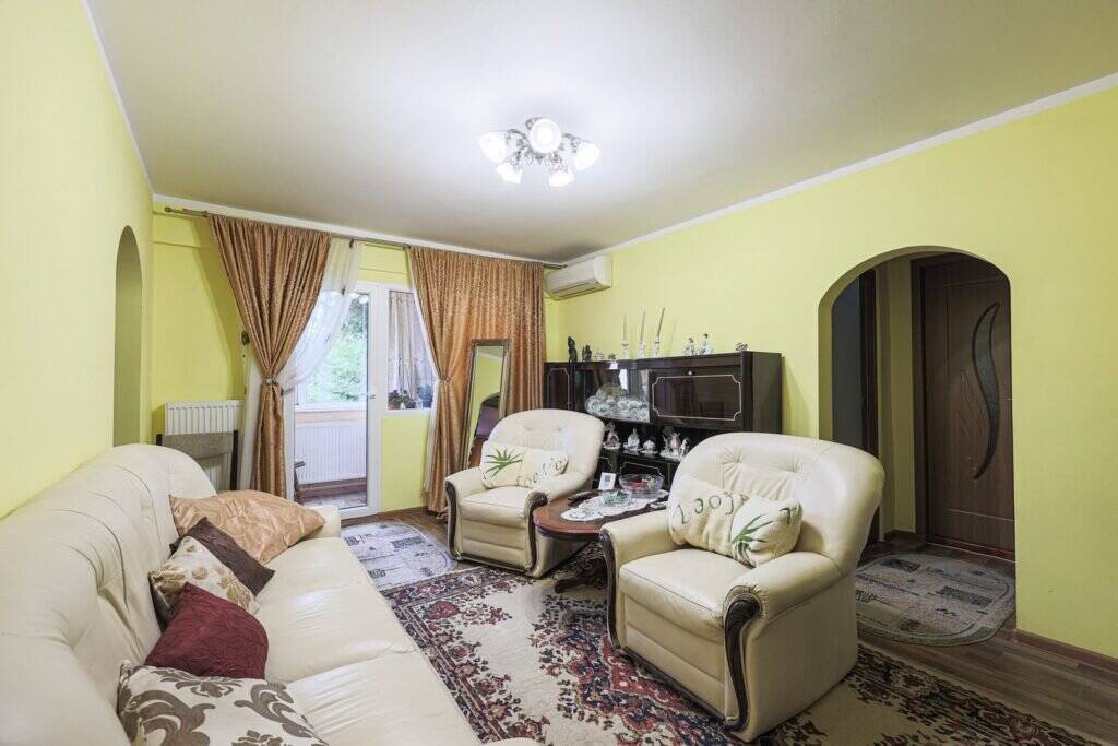 De vânzare Apartament, la etajul 1, cu balcon spre zona verde, malul Muresului în zona Romanilor 4 camere 3 dormitoare Arad 1