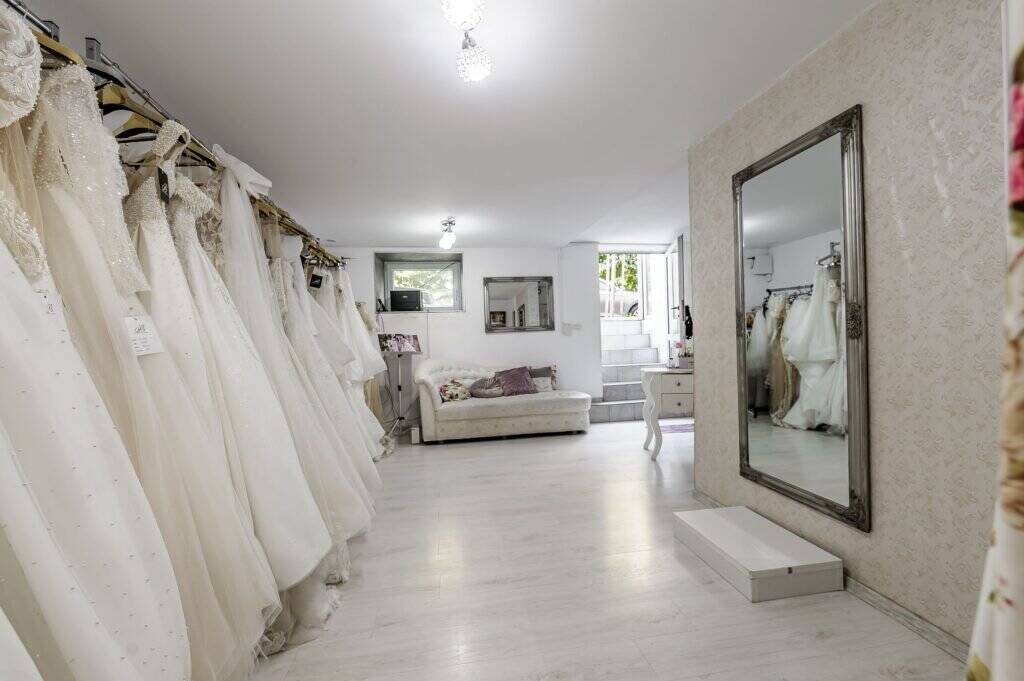 De vânzare Spațiu comercial cu accesibilitate, str. Bolintineanu, lângă Podgoria în zona Central 2 camere Arad 6