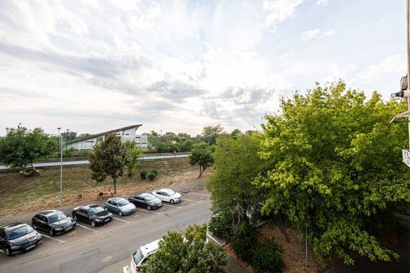 De vânzare Vedere directă spre faleza Mureșului, disponibil acum Micalaca 300 în zona Micalaca 4 camere 3 dormitoare Arad 4