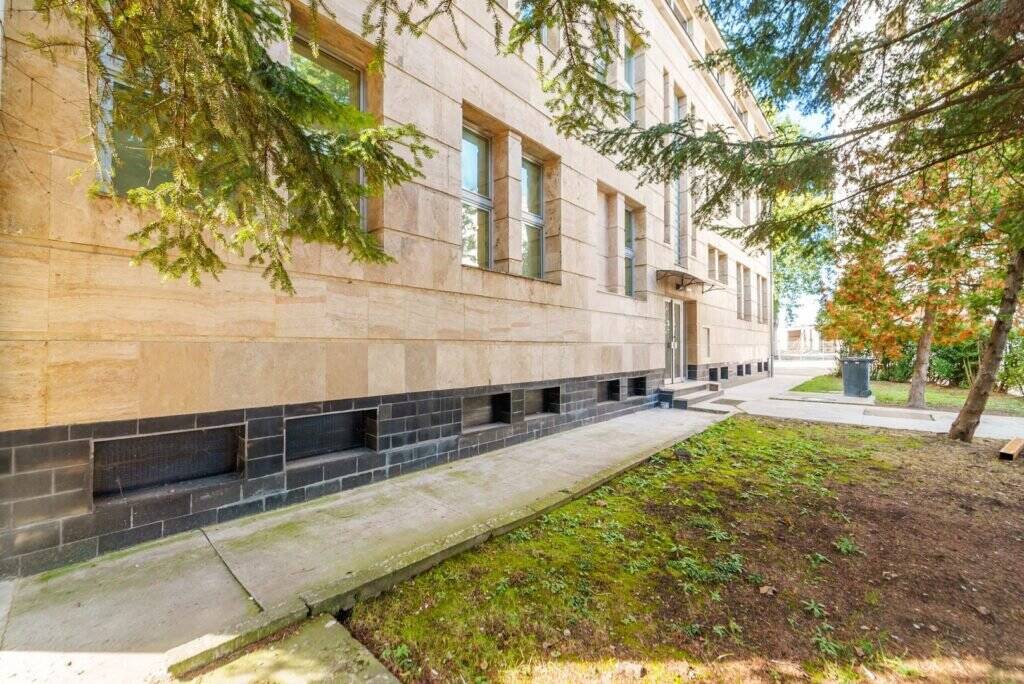 De închiriat Birouri de închiriat in cladire simbol în zona Aurel Vlaicu 1 camera Arad 2