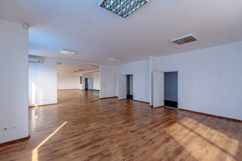 Spațiu comercial 333 mp De vânzare Spațiu comercial 333 mp în zona Nord 12 camere Arad 5
