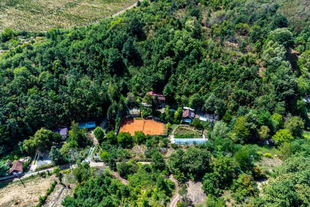 PROPRIETATE VÂNDUTĂ Casă conac cu 15.000 mp deal împădurit la Barațca, De vânzare PROPRIETATE VÂNDUTĂ Casă conac cu 15.000 mp deal împădurit la Barațca, în zona Arad 6 camere 4 dormitoare Arad 14