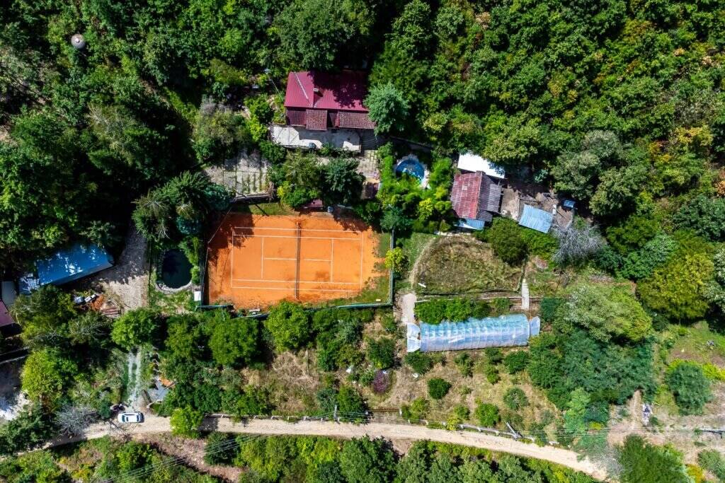 PROPRIETATE VÂNDUTĂ Casă conac cu 15.000 mp deal împădurit la Barațca, De vânzare PROPRIETATE VÂNDUTĂ Casă conac cu 15.000 mp deal împădurit la Barațca, în zona Arad 6 camere 4 dormitoare Arad 2