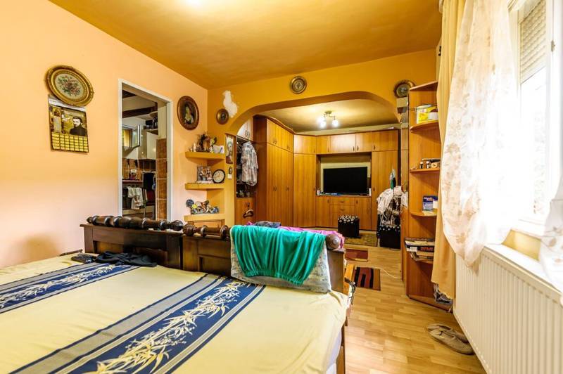 PROPRIETATE VÂNDUTĂ Casă conac cu 15.000 mp deal împădurit la Barațca, De vânzare PROPRIETATE VÂNDUTĂ Casă conac cu 15.000 mp deal împădurit la Barațca, în zona Arad 6 camere 4 dormitoare Arad 5
