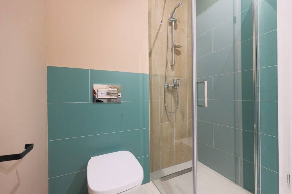 Cel mai spatios apartament ARED 1 bucata disponibila De vânzare Cel mai spatios apartament ARED 1 bucata disponibila în zona Aurel Vlaicu 3 camere 2 dormitoare Arad 6