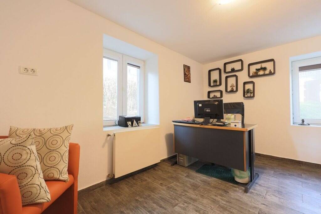Spațiu ideal pentru birouri sau clinici De vânzare Spațiu ideal pentru birouri sau clinici în zona Ultracentral 9 camere Arad 1