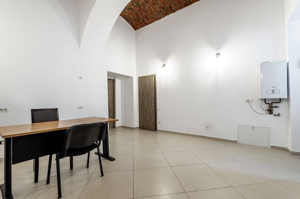 Apartament ultracentral Arad. Pretabil pentru birou. Fără comision! Apartament ultracentral Arad. Pretabil pentru birou. în zona Ultracentral 2 camere 1 dormitor Arad 3