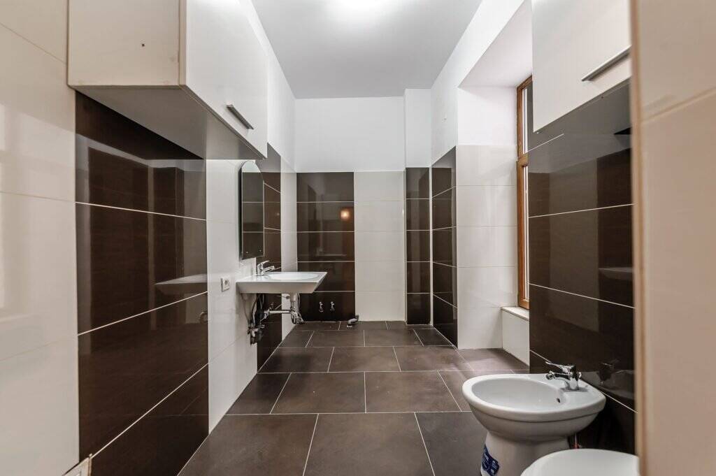 Apartament ultracentral Arad. Pretabil pentru birou. Fără comision! Apartament ultracentral Arad. Pretabil pentru birou. în zona Ultracentral 2 camere 1 dormitor Arad 4